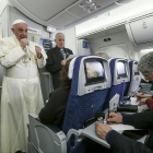 El Papa habla con los periodistas en el avión de regreso a Roma desde México.-REUTERS / ALESSANDRO Di MEO