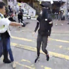 Un policía en Hong Kong dispara contra los manifestantes.-AP
