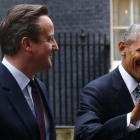 Cameron (izquierda) y Obama caminan sonrientes por el exterior de Downing Street, este viernes.-AFP / JUSTIN TALLIS