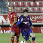Unai Medina pugna con Arnaiz en el partido de la primera vuelta.-LUIS ÁNGEL TEJEDOR
