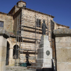 Obras en la iglesia de El Royo, que comenzaron hace aproximadamente un mes.-MARIO TEJEDOR