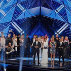 Los anfitriones israelís del Festival de Eurovisión, en primer término y de izquierda a derecha, Assi Azar, Lucy Ayoub, Bar Refaeli y Erez Tal. Tras ellos, los diez países clasificados de este martes por la noche, en el Pabellón 2 de la Expo de Tel-Aviv.-AFP / JACKI GUEZ