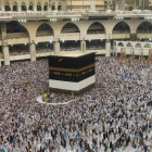Peregrinos musulmanes junto a la Kaaba.-AHMAD GHARABLI / AFP