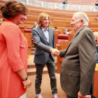El procurador del Común, Javier Amoedo, presenta el informe anual de la institución correspondiente al año 2014 ante el pleno de las Cortes de Castilla y León. Junto a él, el portavoz de Podemos, Pablo Fernández, y la consejera de Cultura y Turismo, Josef-Ical
