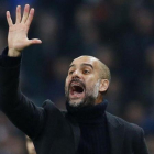 Pep Guardiola gesticula durante un partido en el Etihad.-REUTERS / JASON CAIRNDUFF