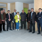 De Pablo, Marinero y López Represa acompañados por vecinos de Langa en el interior de una vivienda.-JUNTA