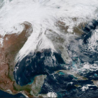 Estados Unidos mientras permanece cubierta por la tormenta invernal.-EFE / EPA/NOAA