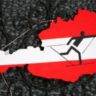 Imagen de un esquiador de fondo sobre el mapa de Austria.-EPA/DPA