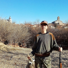 Un joven cazador de 16 años muestra el resultado de una mañana de caza. | E.M.
