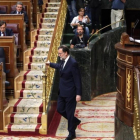 Mariano Rajoy vuelve a su escaño durante la intervención de Pablo Iglesias en la moción de censura.-JUAN MANUEL PRATS