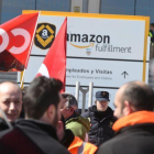 Los sindicatos cifran en el 95% el seguimiento por parte de los trabajadores del segundo y último día de huelga en el centro logístico de Amazon en San Fernando de Henares (Madrid).-FERNANDO VILLAR (EFE)