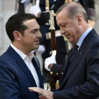 El primer ministro griego, Alexis Tsipras, saluda al presidente turco Recep Tayyip Erdogan.-/ AFP / GOULIAMAKI