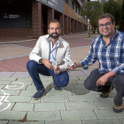 Pablo Rodríguez y Eduardo Bustillo en un carril bici delante de la Agencia de Innovación y Desarrollo Económico de Valladolid.-MIGUEL ÁNGEL SANTOS