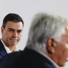 Pedro Sánchez y Felipe González, durante un acto electoral que protagonizaron en la campaña del 2015.-AGUSTÍN CATALÁN