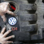 Un operario coloca la tapa de un motor diésel VW .-ARCHIVO / REUTERS