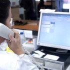 Trabajadora atendiendo el teléfono en un centro de salud de la capital. /  ÚRSULA SIERRA-