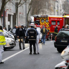 Policías y miembros de los servicios de emergencia congregados en el lugar tras el tiroteo registrado en Mntrouge, al sur de París (Francia) hoy.-Foto: EFE