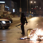 Las fuerzas de seguridad buscan en Ettadhamen, en la periferia de Túnez, a algunos participantes en las protestas, en la noche del miércoles.-/ AFP / FETHI BELAID (AFP)