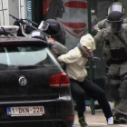 La detención de Salah Abdeslam el pasado 18 de marzo en el barrio de Molenbeek, en Bruselas.-AP