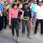 Excursionistas descendiendo del monte Rinjani después de que un terremoto golpeara la isla de indonesia de Lombok el día anterior.-PIKONG (AFP)