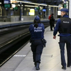 Agentes de la policía belga patrullan por un andén en una estación de tren de Bruselas, el 7 de enero.-REUTERS / FRANCOIS LENOIR