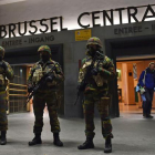 Soldados enmascarados frente a la estación central de Bruselas, este domingo.-AFP / EMMANUEL DUNAND