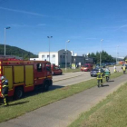 Servicios de emergencia en el exterior de la fábrica de gas donde se ha producido el atentado.-
