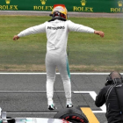 Lewis Hamilton celebra en casa, en Silverstone (Inglaterra), su 'pole' nº 67.-AFP