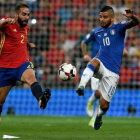 Carvajal e Insigne pugnan por un balón en el partido España-Italia de clasificación para el Mundial de Rusia.-CLAUDIO VILLA