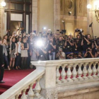Puigdemont llega al Parlament entre una nube de fotógrafos, el martes, antes de su comparecencia en el pleno.-JULIO CARBÓ