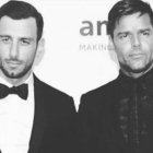 Ricky Martin posa junto a su prometido, el artista Jwan Yosef.-