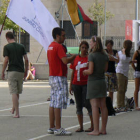 Jóvenes peregrinos tras la gymkana celebrada ayer en el patio del colegio Escolapios. / J. M.-