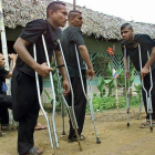 Paramilitares colombianos mutilados por minas antipersona descansan en un hospital.-FREDY AMARILES (AFP)