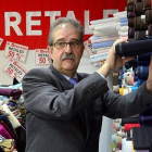 Jesús Muñoz en la tienda de la calle Numancia. / VALENTÍN GUISANDE-