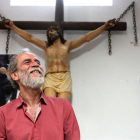 Willy Toledo, el martes 22 de mayo en una parroquia de Vallecas (Madrid), donde compareció ante los medios-/ DAVID CASTRO