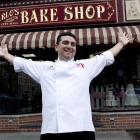Buddy Valastro, ante la pastelería familiar, Carlos City Hall Bake Shop, en Hoboken (New Jersey, EEUU).-HEATHER SWANSON (DMAX)