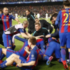 Los jugadores del Barça festejan el gol de Sergi Roberto al París SG en el Camp Nou.-FERRAN NADEU
