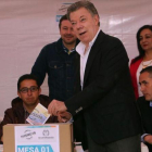 Santos deposita su voto en el referéndum, en Bogotá, este domingo.-EFE / MAURICIO DUEÑAS CASTAÑEDA