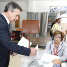 El candidato al Congreso por León de la Unión del Pueblo Leonés, Julio González Rivo, vota el el colegio Dominicas-Anunciata de Trobajo del Camino (León)-ICAL