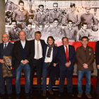 Algunos de los ilustres del fútbol en el acto celebrado ayer.-ÁLVARO MARTINEZ