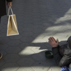 Contraste entre pobreza y poder adquisitivo en el Paseo de Gracia, de Barcelona.-EL PERIÓDICO