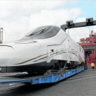 Una unidad del Talgo en el puerto de Barcelona, a punto para cargar con destino a Arabia Saudí.-AFP / JOSEP LAGO