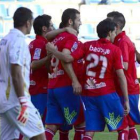 Los jugadores rojillos abrazan a Nagore tras marcar el penalti. / A. Martínez-