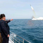 El líder norcoreano, Kim Jong-un, asiste al lanzamiento del misil submarino-EFE