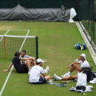 Nadal se toma un descanso en su entrenamiento en Wimbledon..-AFP