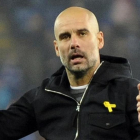 Guardiola, entrenador del City, con el lazo amarillo.-RUI VERA