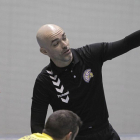 Daniel Bandrés, entrenador del BMSoria, da instrucciones durante un partido esta temporada.-LUIS ÁNGEL TEJEDOR