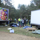 Imagen de la acampada ilegal Spaintek 2011 durante los primeros días de la semana en Pinar Grande, que ha levantado una gran polvareda. / VALENTÍN GUISANDE-