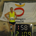 Javi Conde, después de completar su medio maratón por los alrededores del monumento de Colón-EL PERIÓDICO