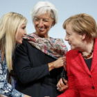 La hija del presidente estadounidense, Ivanka Trump, saluda a la canciller alemana, Angela Merkel, en presencia de la directora del FMI, Christine Lagarde.-EFE / CARSTEN KOALL